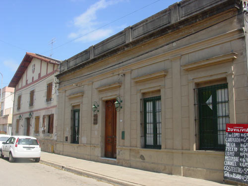 La sede de 'Euskaldunak Denak Bat' de Arrecifes incluye los dos edificios que recoge la imagen (foto EuskalKultura.com)