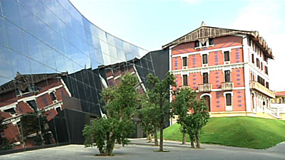 El palacio Berroeta-Aldamar y el nuevo edificio que conforman el Museo Balenciaga de Getaria (foto Irekia)