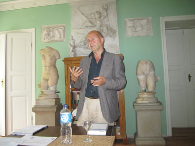 El catedrático austríaco Bernhard Hurch durante la charla que ofreció en el homenaje a Humboldt (foto BerlinEE)