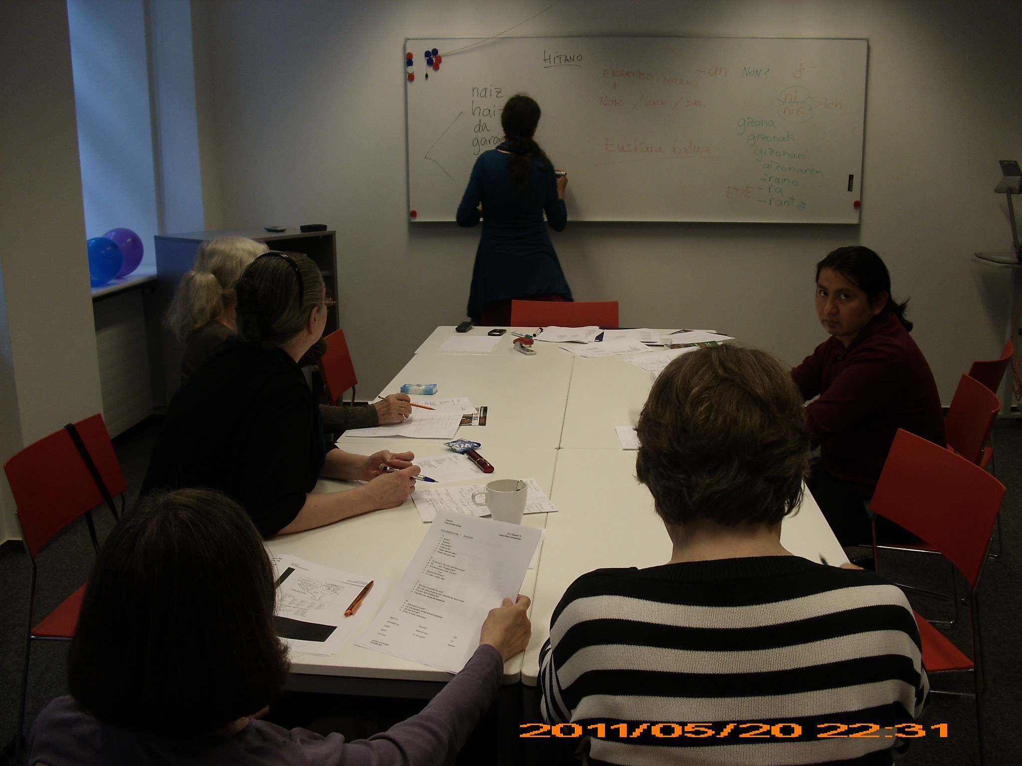 La profesora Isabel Marín durante el taller de euskera realizado este sábado en el Instituto Cervantes de Hamburgo (foto I.Marin)