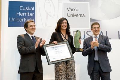 Edurne Pasaban atzo Euskal Herritar 2010 sariari dagozkion garaikurra eta diploma esketan, Euskadiko Kutxako Txomin Garcia presidentea eta Lopez lehendakaria alboan dituela