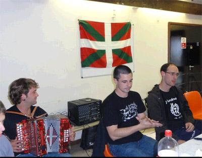 Ikurrinaren azpian Jokin Uranga eta Amets Arzalluz Londresko Euskal Etxeak antolatu zuen Bertso Lunch saioan (argazkia LondonEE)