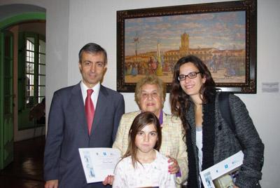 Zoe Larsen, saria jaso zuen ikasleetako bat, Xabier Zubillaga, Cristina Morales eta Angeles Zubirirekin