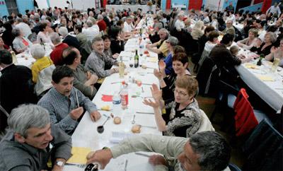 Aurtengo Fête des Amicalistes jaian giro ederrean ibili ziren Lagunt eta Maita Euskal Etxeko kideak (argazkia PauEEE)