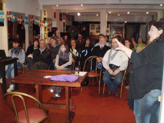 Invitada por Euskaltzaleak, Laura Nóbile dio su conferencia en Buenos Aires (foto EuskalKultura.com)