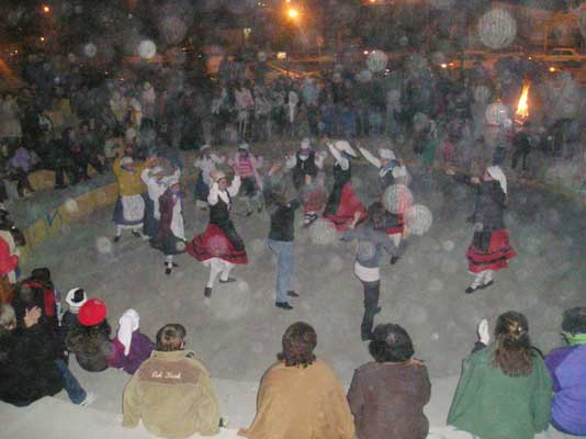 San Juan Suaren inguruan Euskal Herriko dantza tradizionalak egin zituzten euskal etxeko eta Patagoniako Ballet Fundazioko dantzariek (argazkia EE)