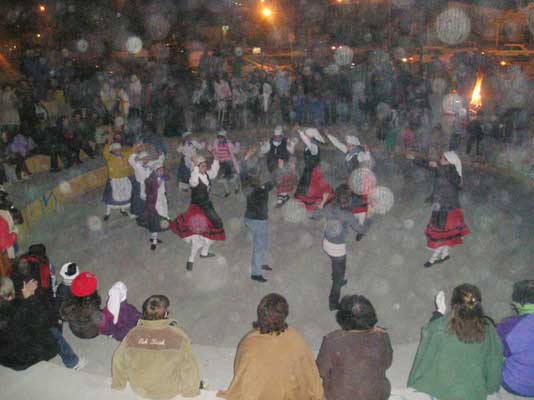 El fuego de San Juan iluminó a los dantzaris de la euskal etxea y a los del Ballet de la Fundación Cultural Patagónica (foto EE)