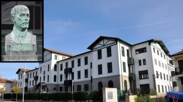 Edificio del que antaño fuera Colegio San Martín, fundado por don Martín Urrutia Ezcurra, hoy concertido en viviendas, con el busto del fundador, obra del artista Julio Beobide (foto Ondikol-DNN)