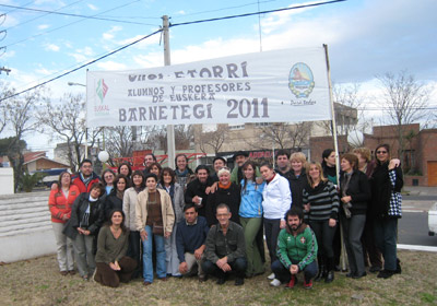El grupo de profesores y alumnos que está participando en el Barnetegi de Invierno 2011 en Trenque Lauquen (foto Euskara Munduan-HABE)