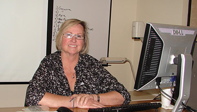 Anita Anacabe, durante una de las clases de euskera que imparte en Nevada (foto nenevadaregional.com)