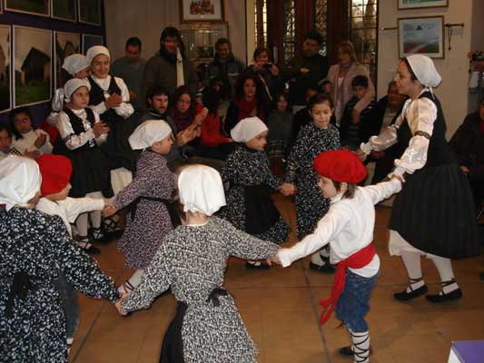 Los dantzaris más pequeños de la casa también participaron de la Muestra Multicultural