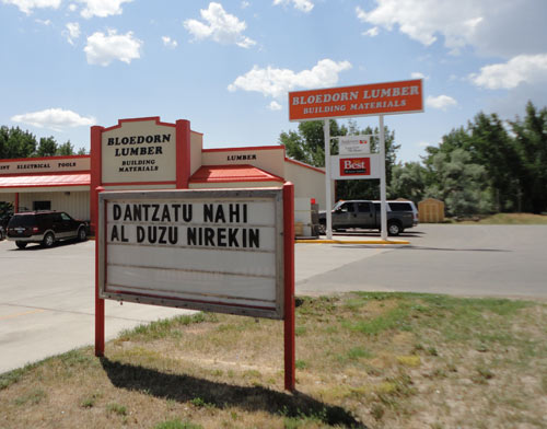 "Dantzatu nahi al duzu nirekin?" (¿Quieres bailar conmigo?) proclamaba en euskera este cartel en la arteria principal de Buffalo. Los vascos constituyen su comunidad más notoria, presentes desde hace más de un siglo en la zona (foto EuskalKultura.com)