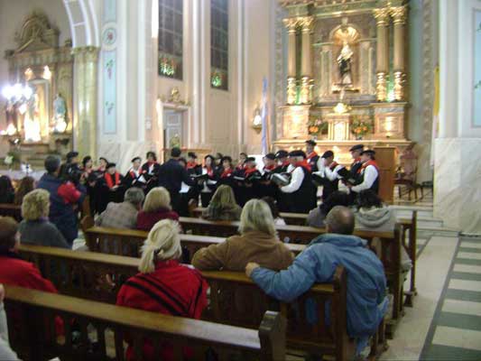 El Encuentro de Coros de Coronel Pringles tuvo lugar en la Parroquia Santa Rosa de Lima (foto EE)