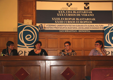 De izquierda a derecha, Nere Lete, Kate Camino, Mari Jose Olaziregi y Xabi Paya en uno de los debates del curso (foto Etxepare) 