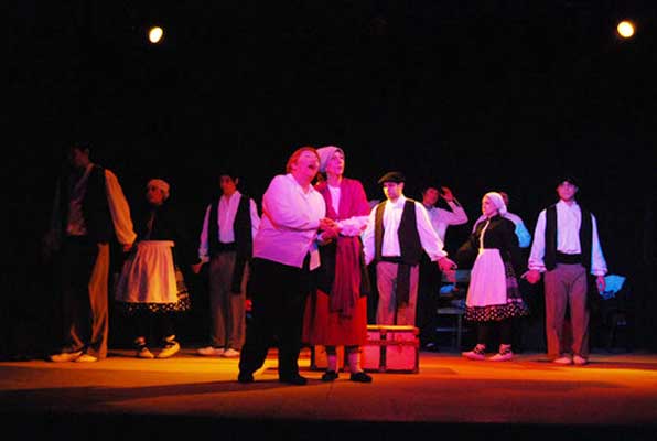 Grupo de Teatro y Dantzaris de Urrundik representando "La Huella  Vasca" (foto UrrundikEE)