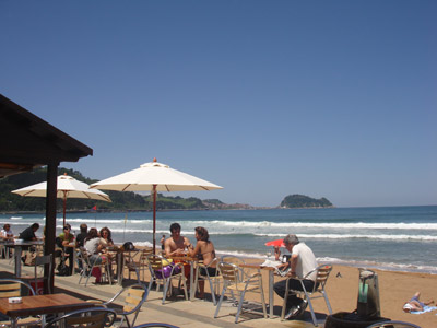 El chiringuito Borghetto, donde trabaja el vascoargentino Iker Irazusta, en la playa de Zarautz