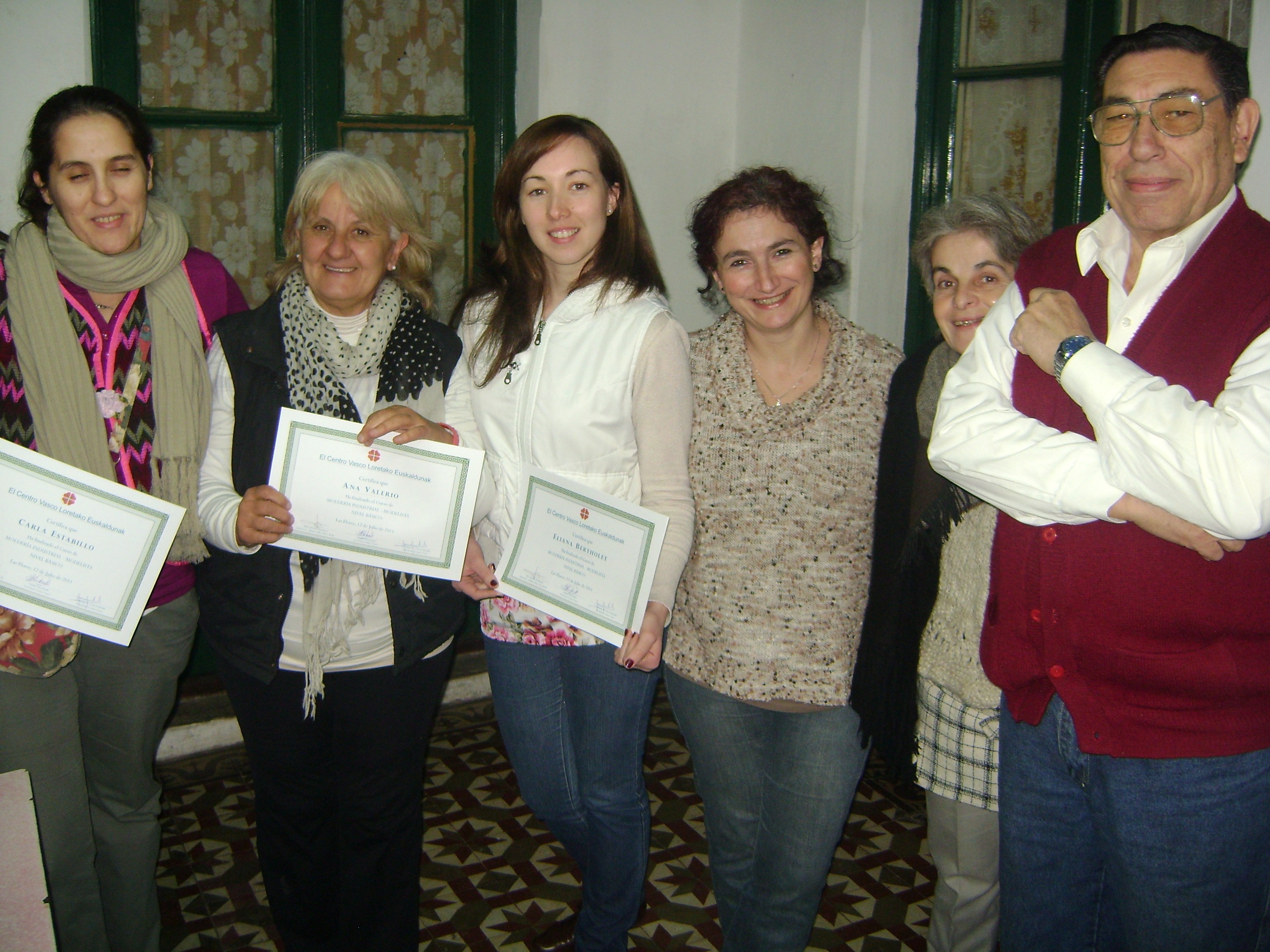 Alumnos del 'Curso de Moldería Industrial y Familiar Textil', junto a Graciana Goicoechandia y el profesor del curso, Italo Antonio Panattieri (foto LasFloresEE) 