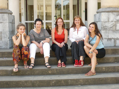 Las alumnas del primer turno, junto a la profesora Marian Bidegain, de Maizpide, y Aizpea Goenaga, directora del Instituto Etxepare (foto Etxepare)