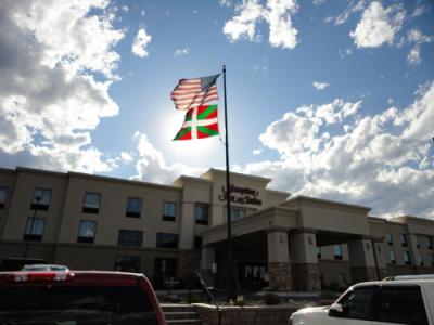 Honako itxura dauka kanpotik Buffaloko Hampton hotelak. Hor egingo da gaur NABOren 2011ko Biltzar Nagusia, EuskalKultura.com ere partaide (argazkia EuskalKultura.com)