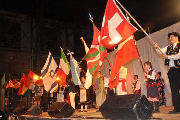 Banderas de los países que participaron de la Fiesta de Colectividades