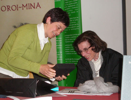 Susana Ardanaz Otaño, 'Txuri' (a la derecha), recibiendo en mayo de 2010 en Zizurkil un presente en el homenaje tributado a su abuelo Pello Mari Otaño (foto EuskalKultura.com)