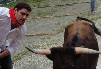 Arriesgando con las vaquillas, uno de los actos más emocionantes de la fiesta de San Fermín de la Euskal Etxea de Valencia-Carabobo, en Venezuela (foto IUzcanga)