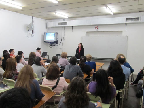 Imagen de la jornada impartida por María Eugenia Cruset sobre el conflicto irlandés y su virtual utilidad como ejemplo para seguir en el caso vasco