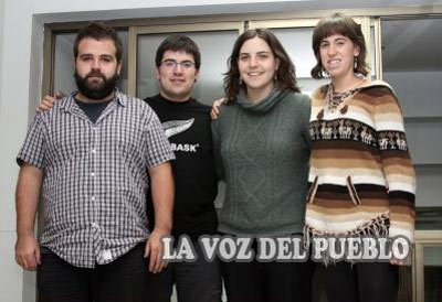 Los cuatro jóvenes del País Vasco participantes en la edición 2011 del programa 'Hator Hona-Vení a la Argentina' a su paso por el diario La Voz del Pueblo de Tres Arroyos