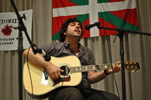 Urko Menaia durante el concierto inaugural de su gira, organizado por la Zazpiak Bat Basque Society de Vancouver, en Canadá (foto ZBBS)