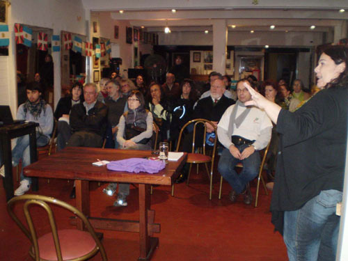 Un reciente encuentro de Euskaltzaleak, en torno a la genealogía, de la mano de Laura Nobile (foto EuskalKultura.com)