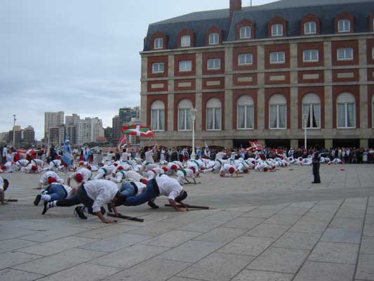 Semana Vasca 2010 en Mar del Plata, imagen de los bailes de la plaza (foto EuskalKultura.com) 