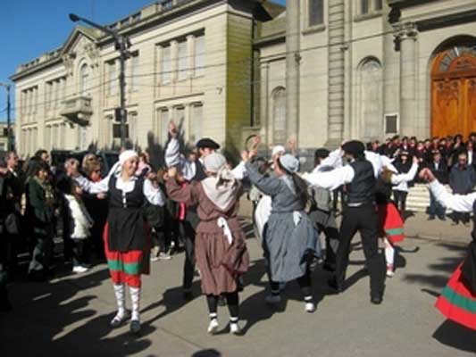 La misa de San Fermín se vio coronada por un espectáculo de danzas ofrecido por los jóvenes de Tandil, Maipú y Ayacucho