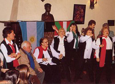 Cantando en la sede de Gure Echea junto a los integrantes de Alkartasuna en una foto de archivo