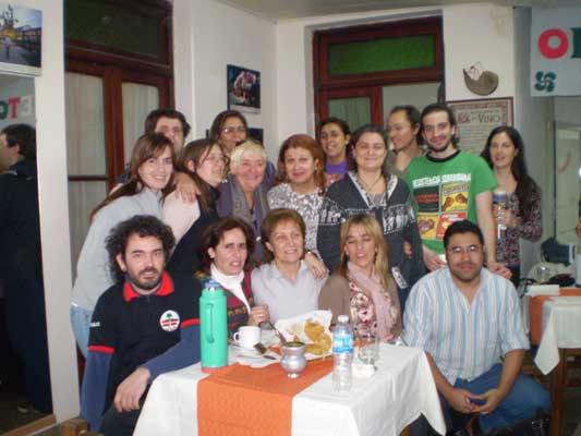 Alumnos y profesores del Barnetegi de Invierno 2011 fueron invitados a merendar a la euskal etxea (foto EuskalKultura.com)
