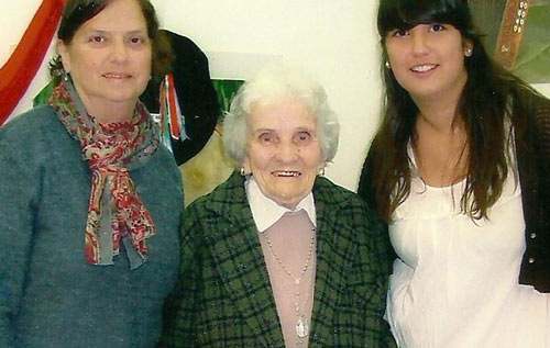 Pepita Arana, en el centro, rodeada de su hija, abogada, y su nieta, universitaria, el stand vasco de la Feria del Libro. Goian Bego.