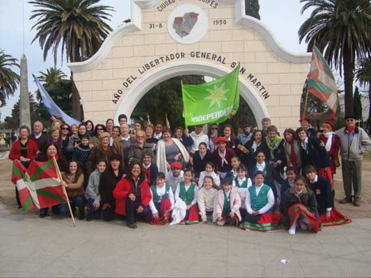 Los vascos de Arrecifes en la plaza principal de la ciudad, antes del almuerzo de San Ignacio (foto EE)