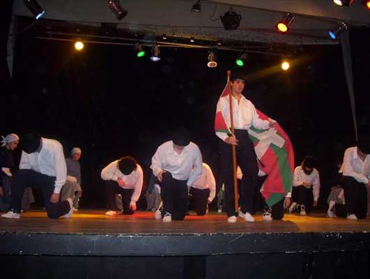 Dantzaris de Eusko Hazia en plena interpretación en el Teatro Municipal Brazzola (foto Zingirako Euskaldunak EE)