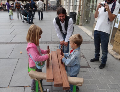 The sound of the txalaparta attracted many to the stand where workshops for both children and adults were offered (photo BordeauxEE)