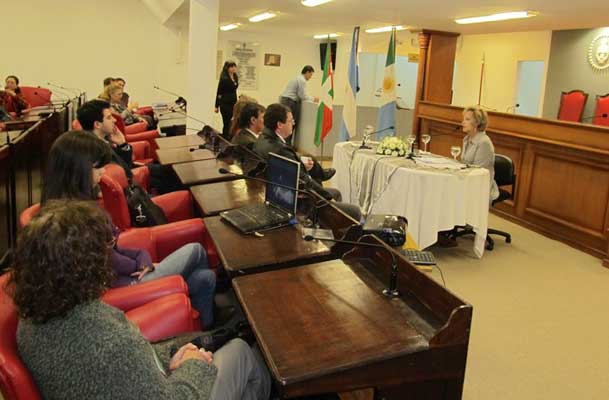 Durante su visita a la ciudad de Resistencia, Elvira Cortajarena ofreció un charla sobre "Euskadi, presente y futuro de la acción exterior del Gobierno Vasco: colectividad, empresas y turismo" en la Cámara de Diputados (foto Irekia)