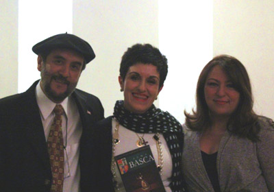 En el centro, Ana Luiza Etchalus, con dirigentes del Centro Vasco de Itapevi durante la presentación de su libro en la Semana Basca (foto Itapevi EE)