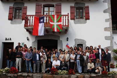 Foto de grupo de los participantes en el encuentro de este año, frente al restaurante Ikaburua (foto BLarre)