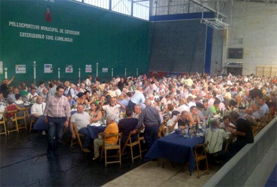 Imagen de la comida que tuvo lugar en el polideportivo de Zubiri (foto F.Goñi)