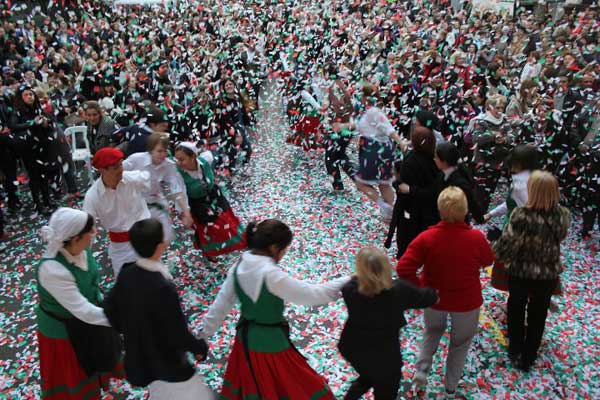 Cuando comenzaba a oscurecer, papeles de color rojo, verde y blanco cubrieron la avenida de Mayo para ponerle fin al 'Buenos Aires celebra' (foto F. Lioi)