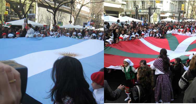 Dos símbolos del 'Buenos Aires celebra al País Vasco': la bandera argentina y la ikurriña (foto C. Cordara)