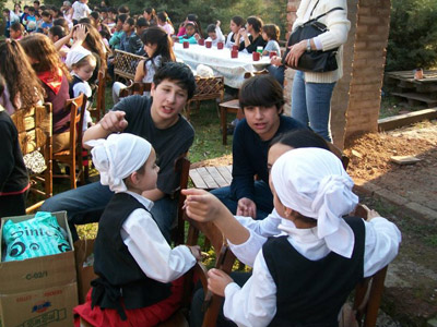 Los dantzaris txikis de Chivilcoy se preparan para actuar en la exhibición que ofrecieron en la comida organizada por el comedor de Cáritas de San Cayetano (foto ChivilcoyEE)