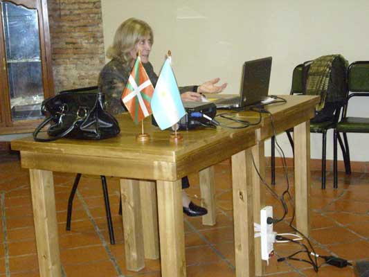 "Identidad Vasca" es el nombre de la conferencia ofrecida por Mariluz Artetxe en la propuesta cultural de FEVA 2011 (foto EE)