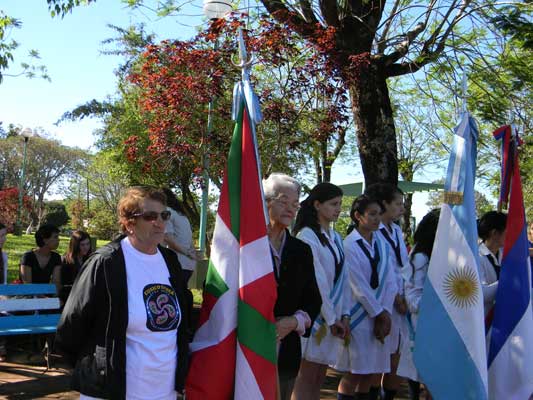 Gladys Ferragut, portando la ikurriña, y Ana María Macchi Echagüe en el acto celebrado en la Plaza San Martín de Corpus Christi