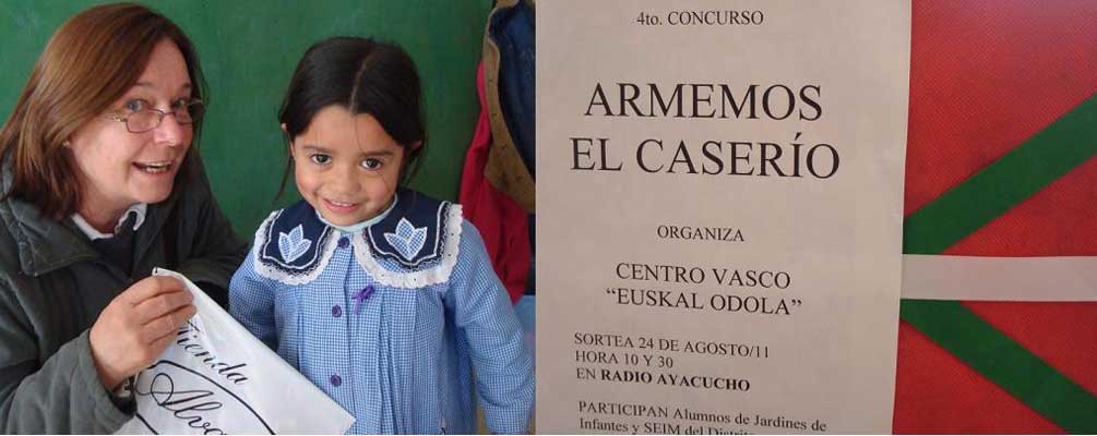 La secretaria del centro vasco Rosa I. Bilbao entregó el premio a la pequeña Tamara Giacchino (foto EE)