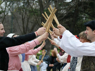 Ekin Dantza Taldea's performance last year in the Avellaneda Plaza (photo Ekin)