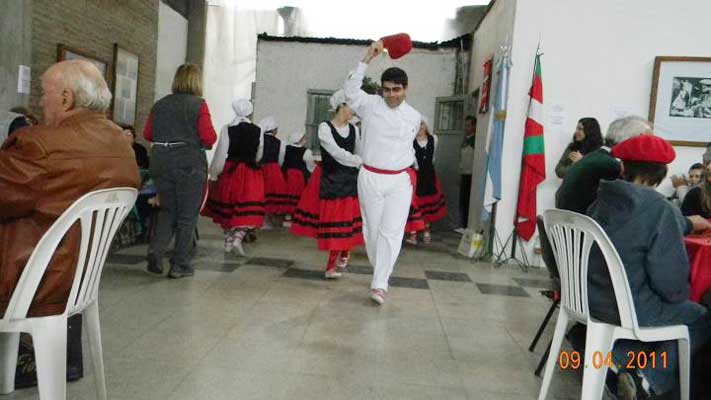 En el marco del 12 aniversario de la euskal etxea, los dantzaris de Eusko Aterpea ofrecieron sus mejores pasos al público (foto EE)